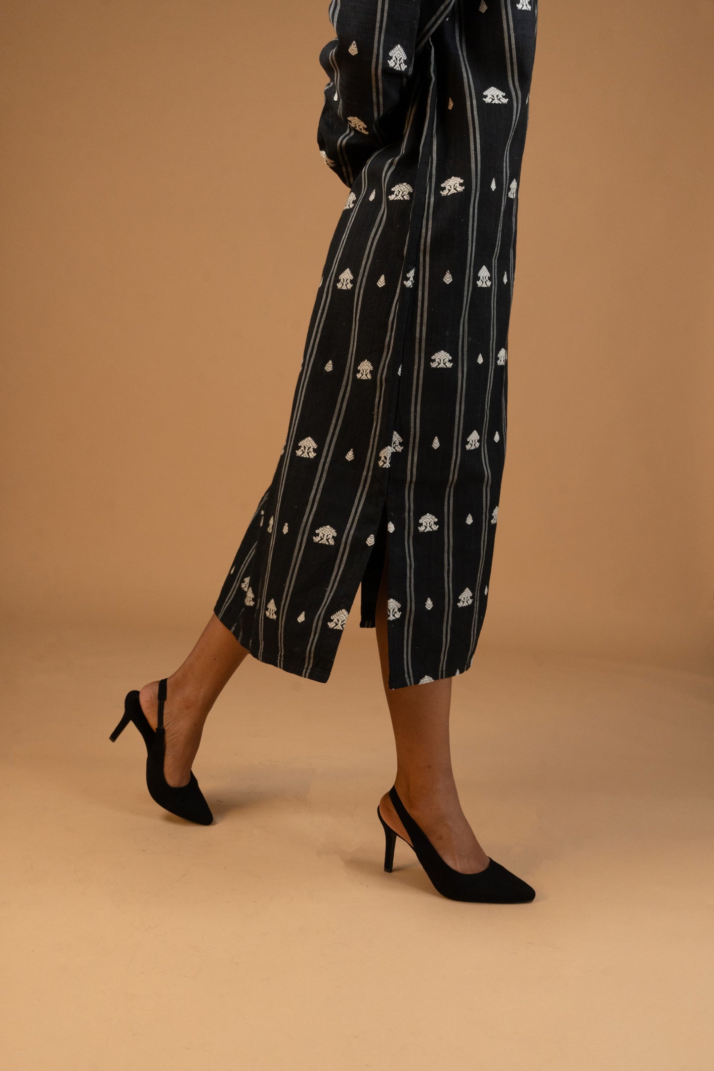 Torali (তৰালী)Relaxed Fit Midi Dress