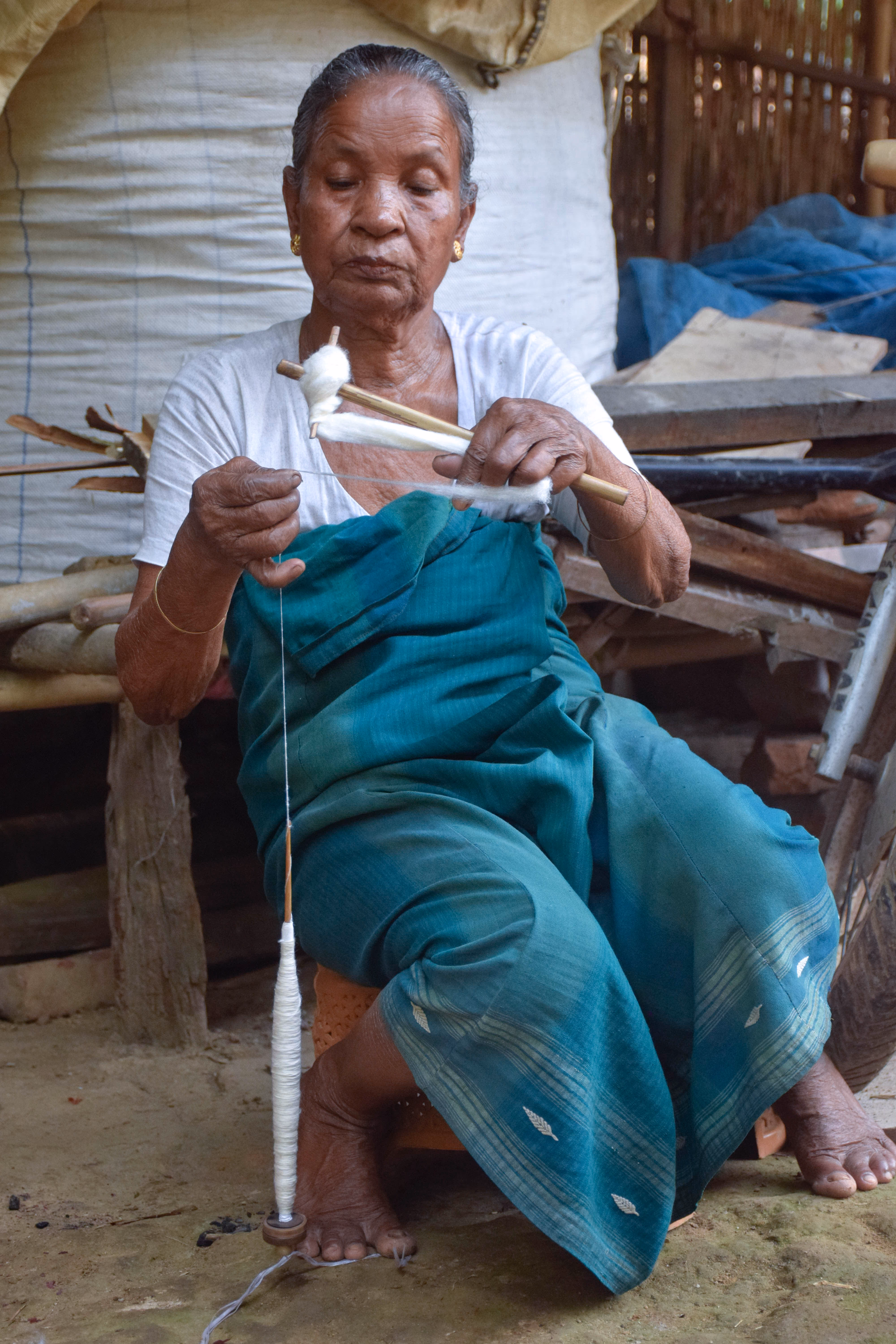 Manual throw shuttle loom
